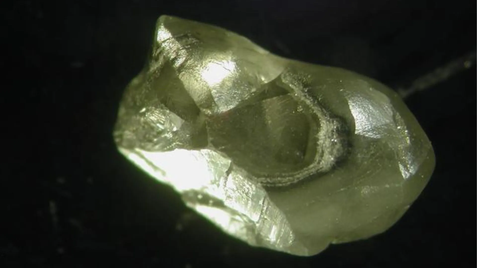 天然鑽石揭示深層地幔金屬合金的首個自然證據