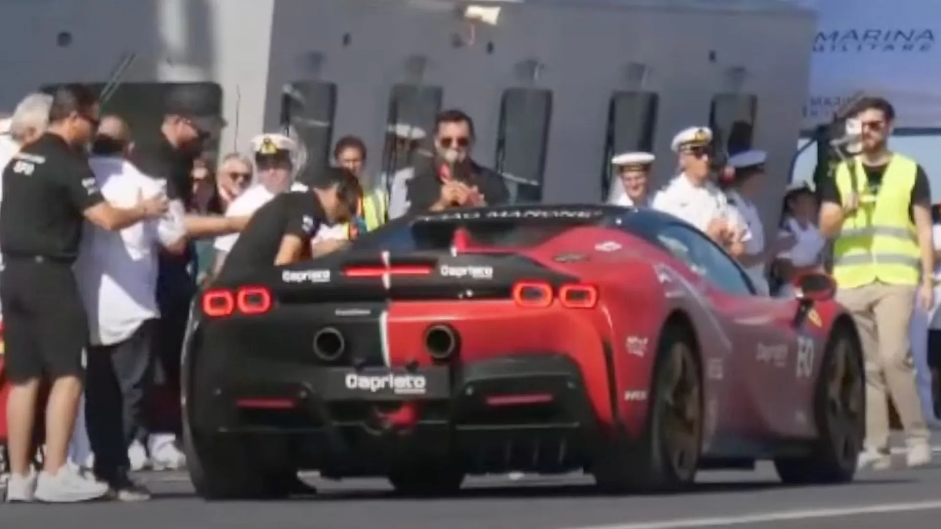Ferrari SF90 混合動力電動車於航空母艦上創下 100 英里每小時速度紀錄