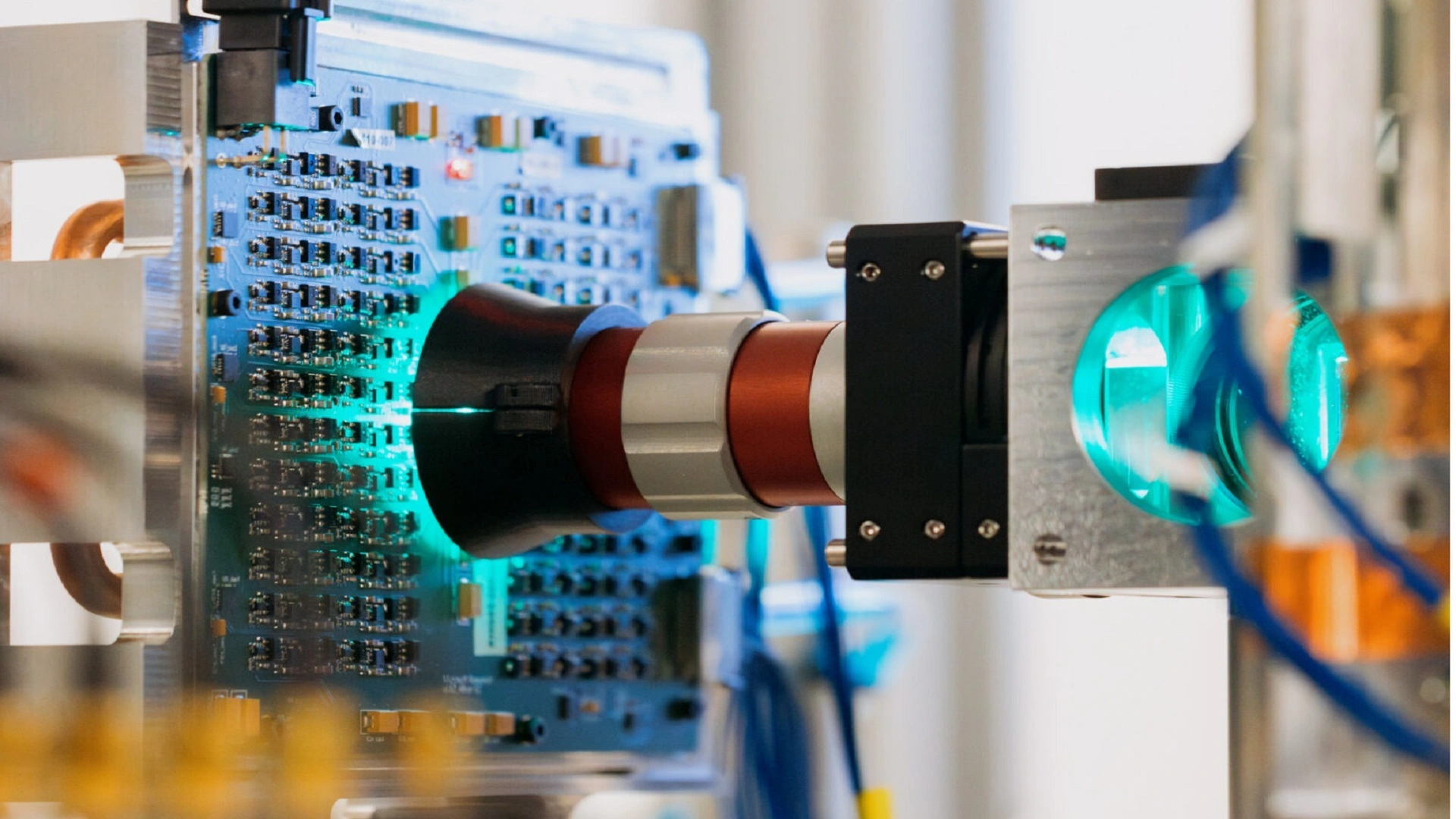 Microsoft 研發利用光能運行的電腦，AI 性能提升 100 倍