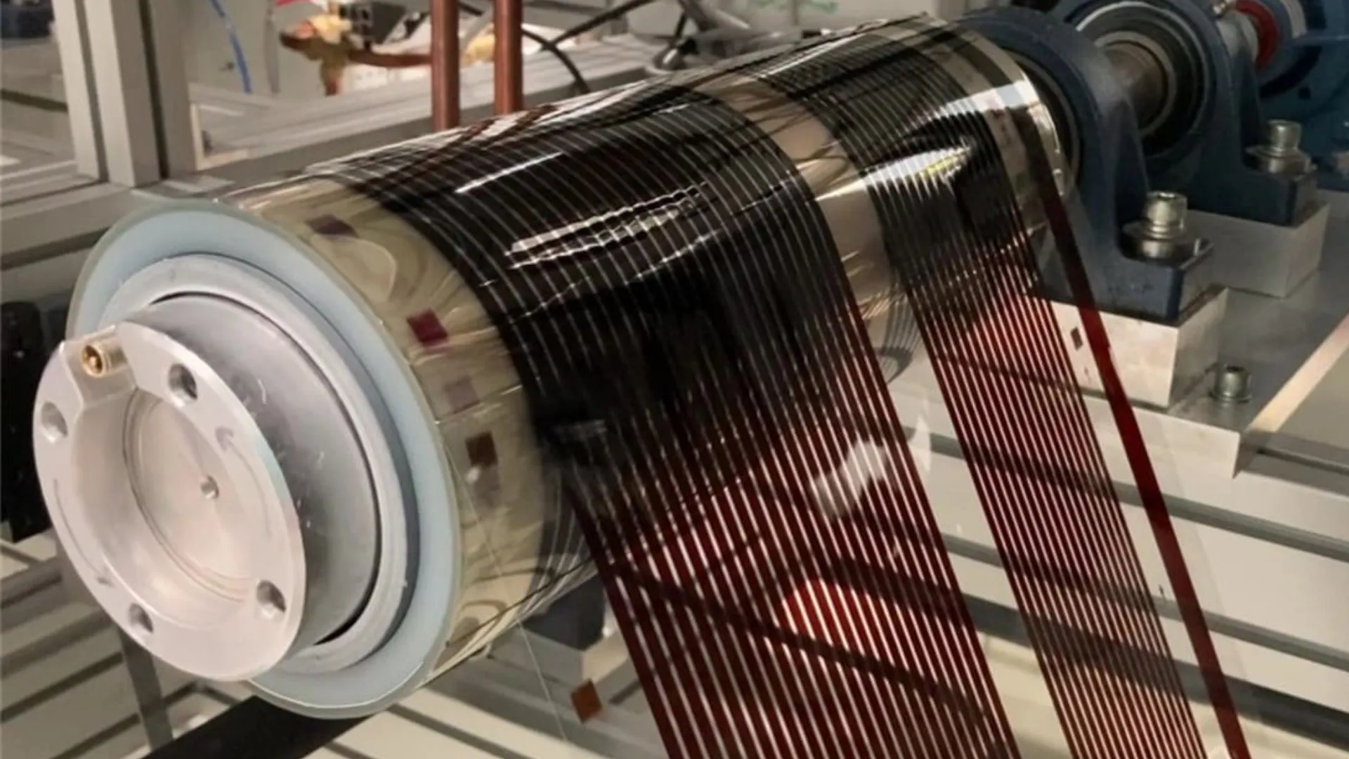 新型可彎曲太陽能電池在高溫和濕度下達到 21.6% 效能