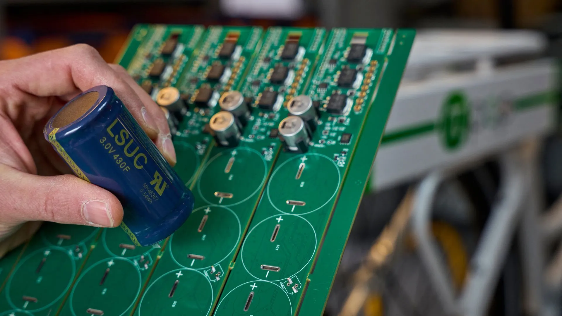 新型石墨烯材料使超級電容器可與鉛酸電池媲美