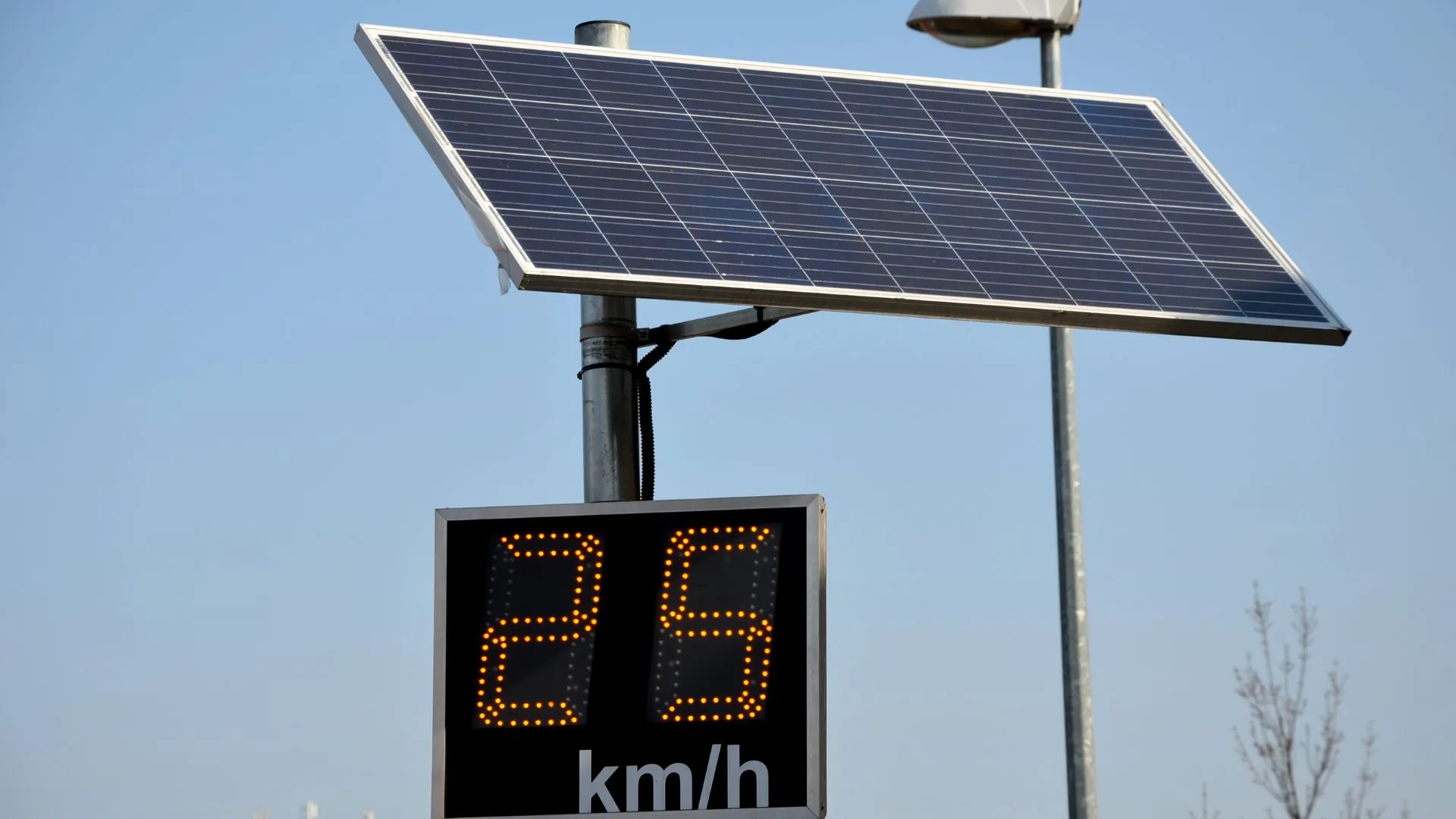 美國警告太陽能公路系統中的隱藏無線電，電動車充電樁面臨風險