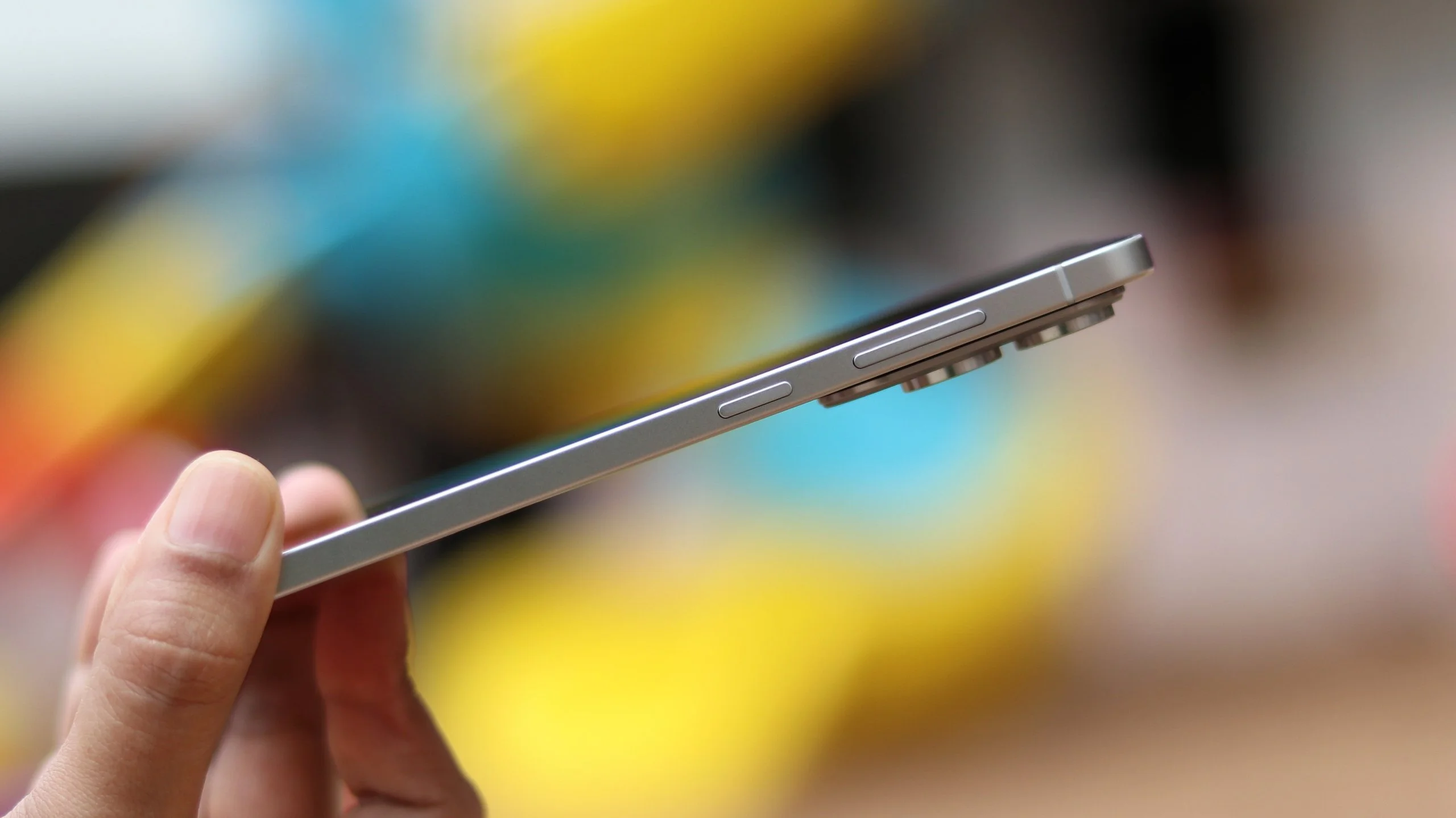 iPhone Air 較 Galaxy S25 Edge 更薄更便宜，但其代價為何？