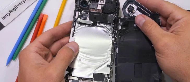 iPhone Air 拆解顯示內部設計的精密細節