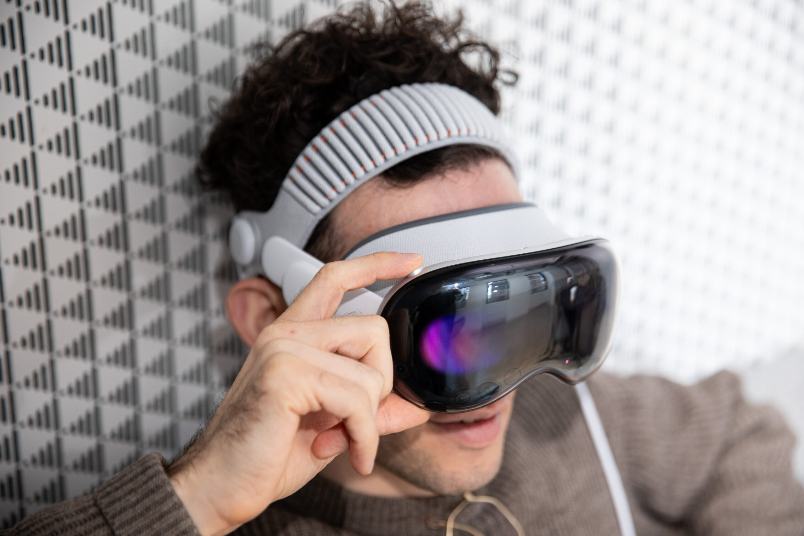 Apple 的 Vision Pro M5 進步顯著，但仍顯孤獨