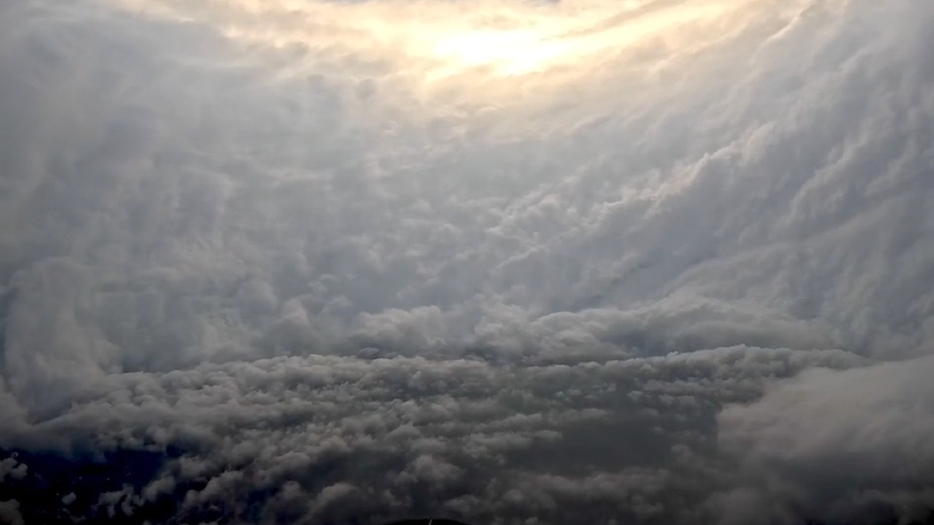 美國空軍發佈罕見影片 飛越 5 級颶風梅麗莎