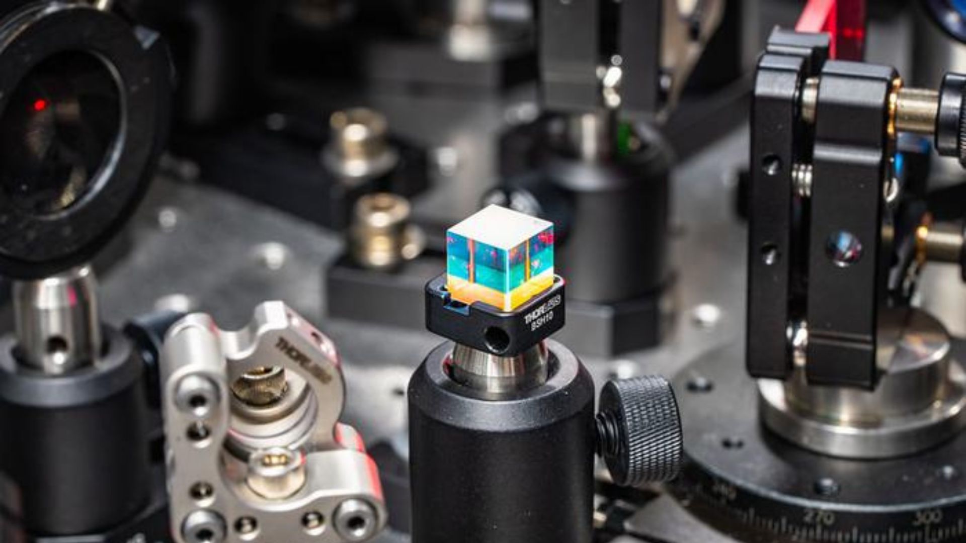 利用金和激光製作晶體以提升太陽能板效能