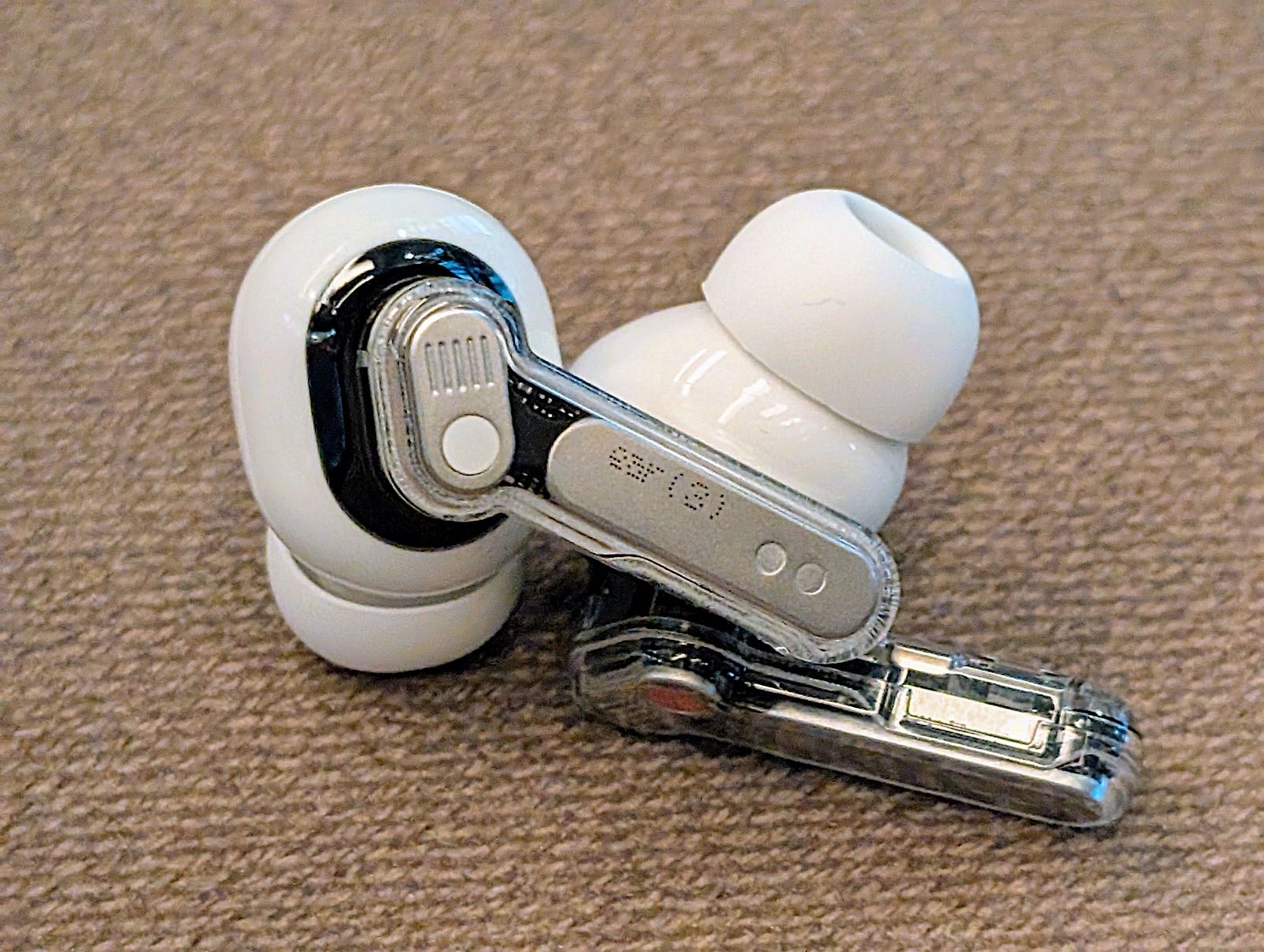 ハンドルに EAR (3) の文字が印刷され、底部には二つの充電接点