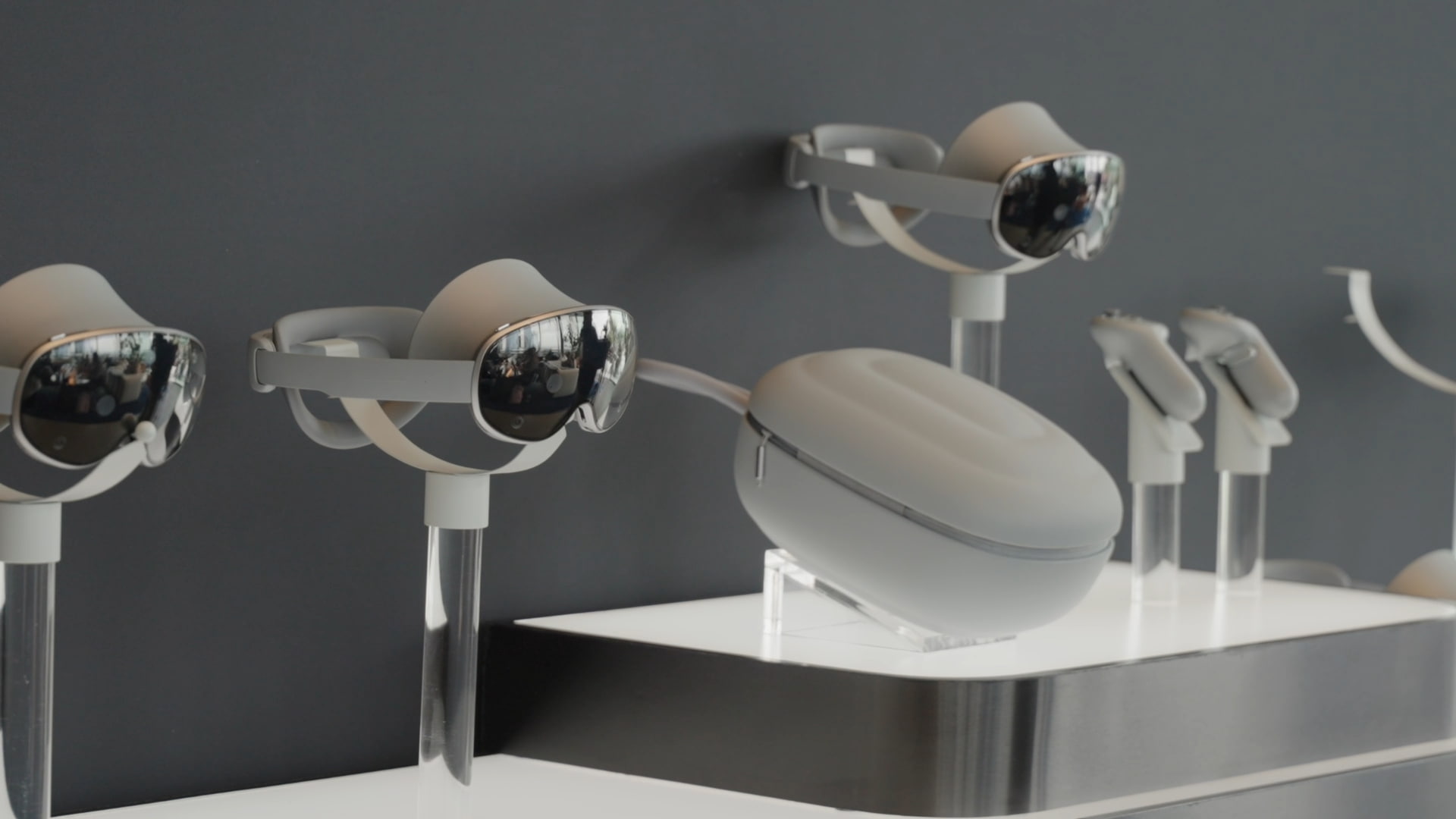 Samsung 發佈首款 Android XR 頭戴顯示器，售價 1,799 美元