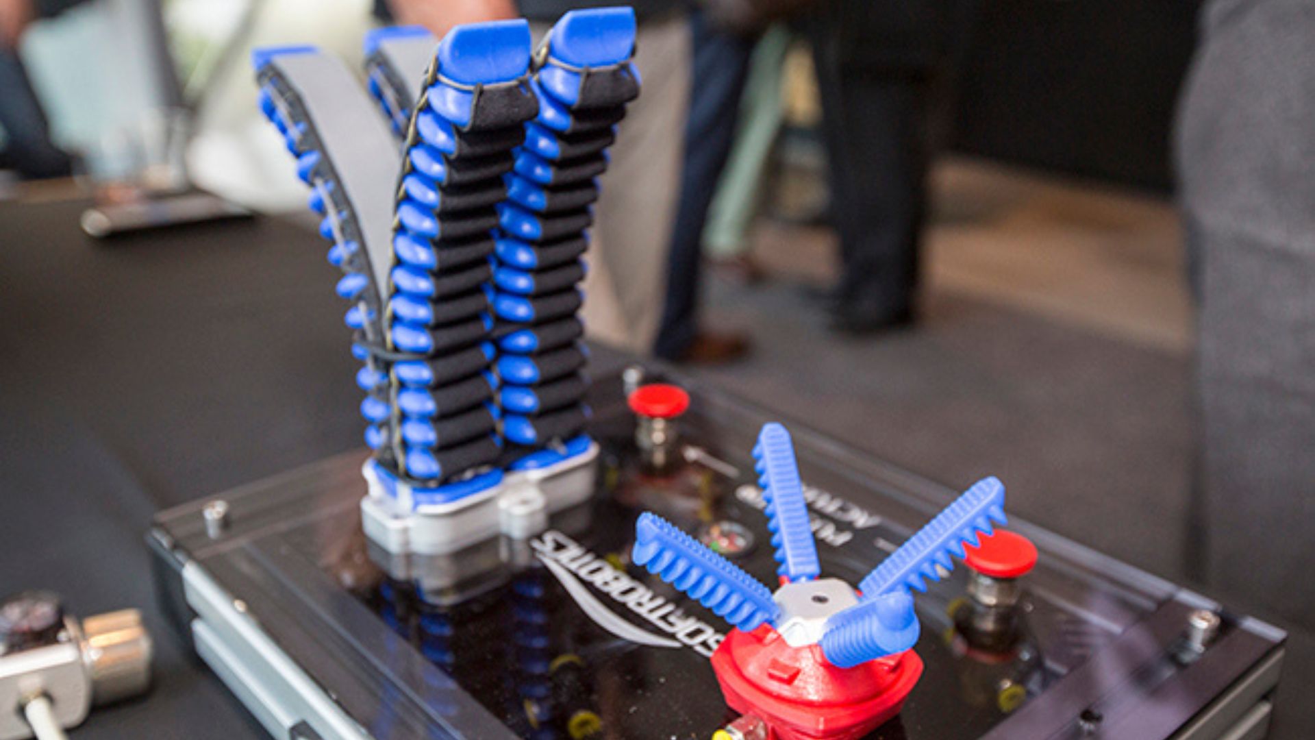 新型軟體機器人利用智能凝膠模擬生物運動