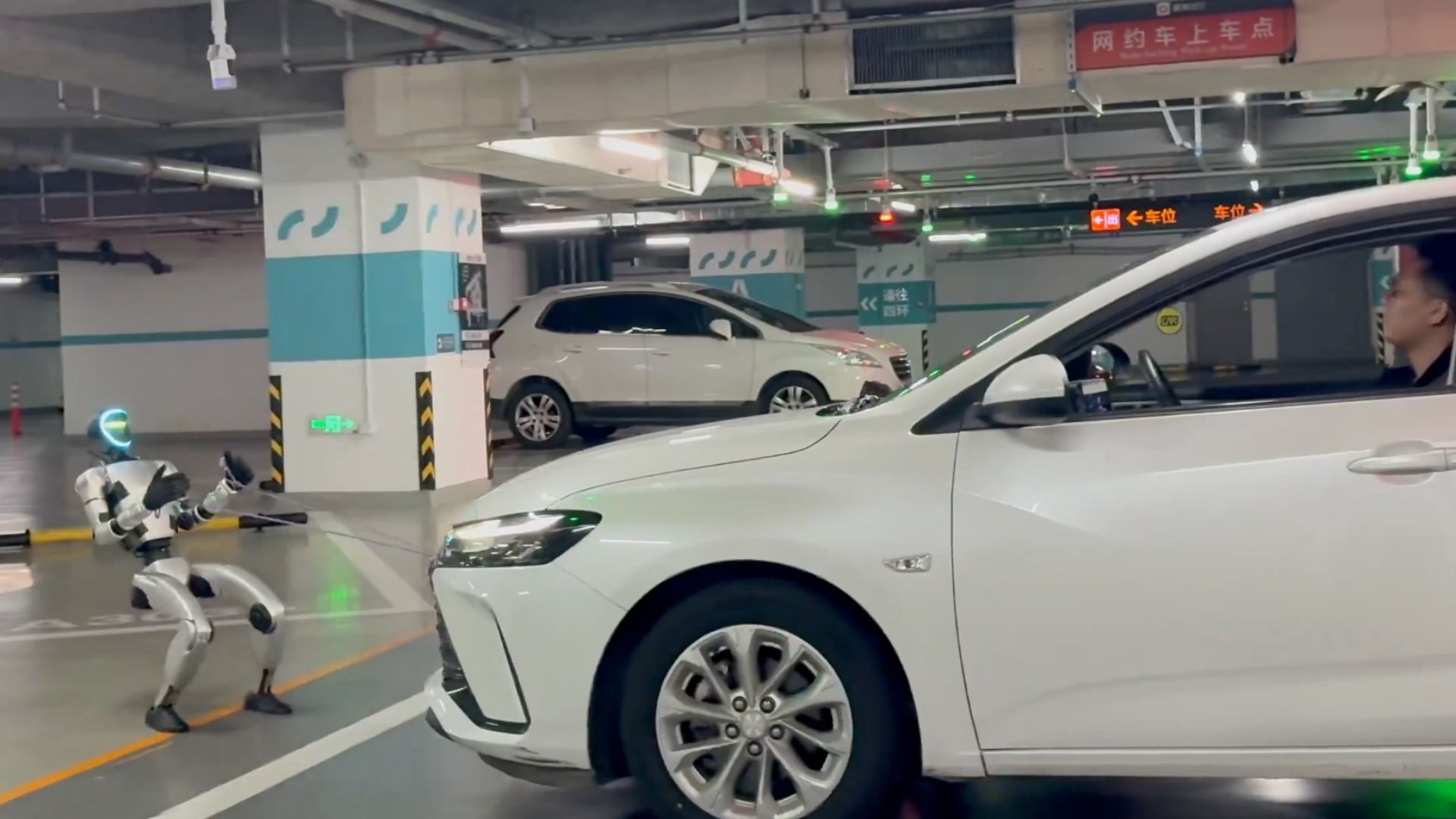 北京人工智能學院訓練人形機械人成功拖動 1,400 公斤汽車