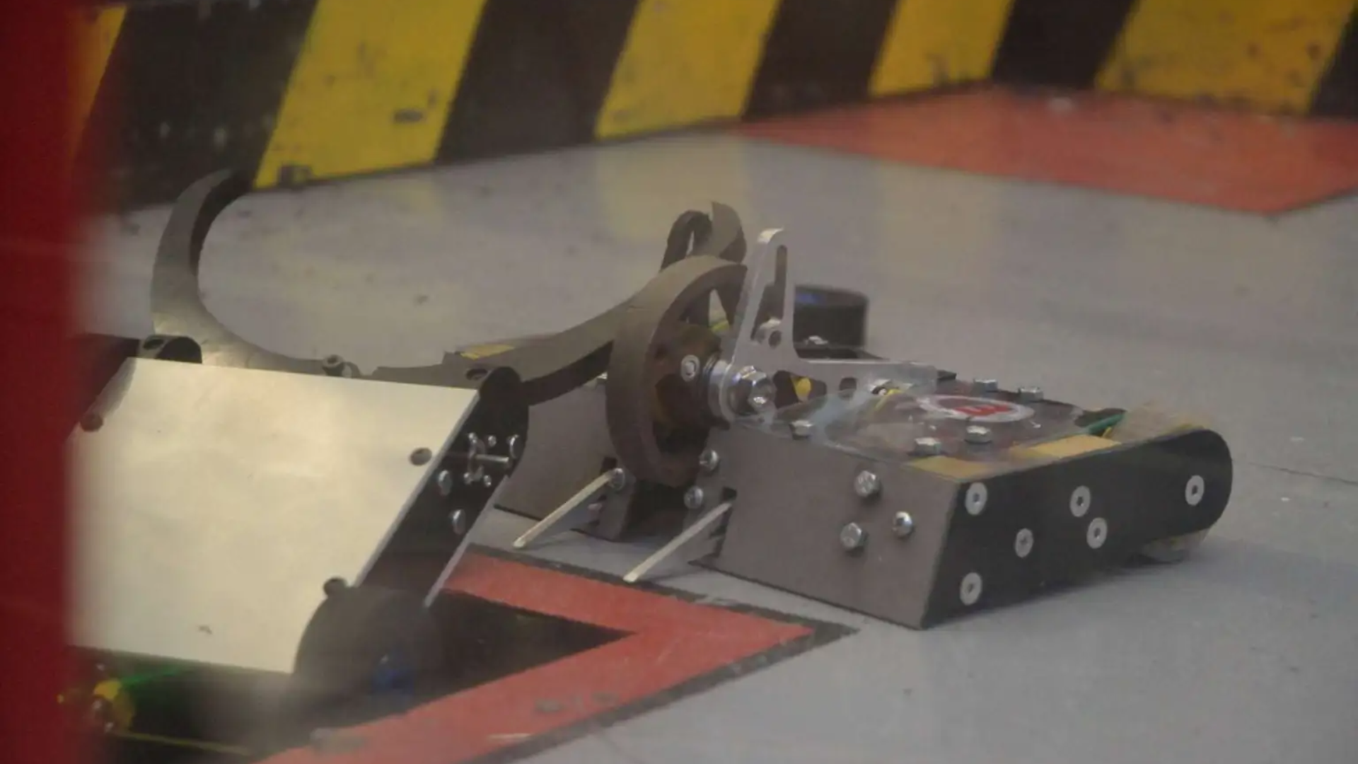 英國小型機器人對抗賽吸引近 50 隻參賽者參加