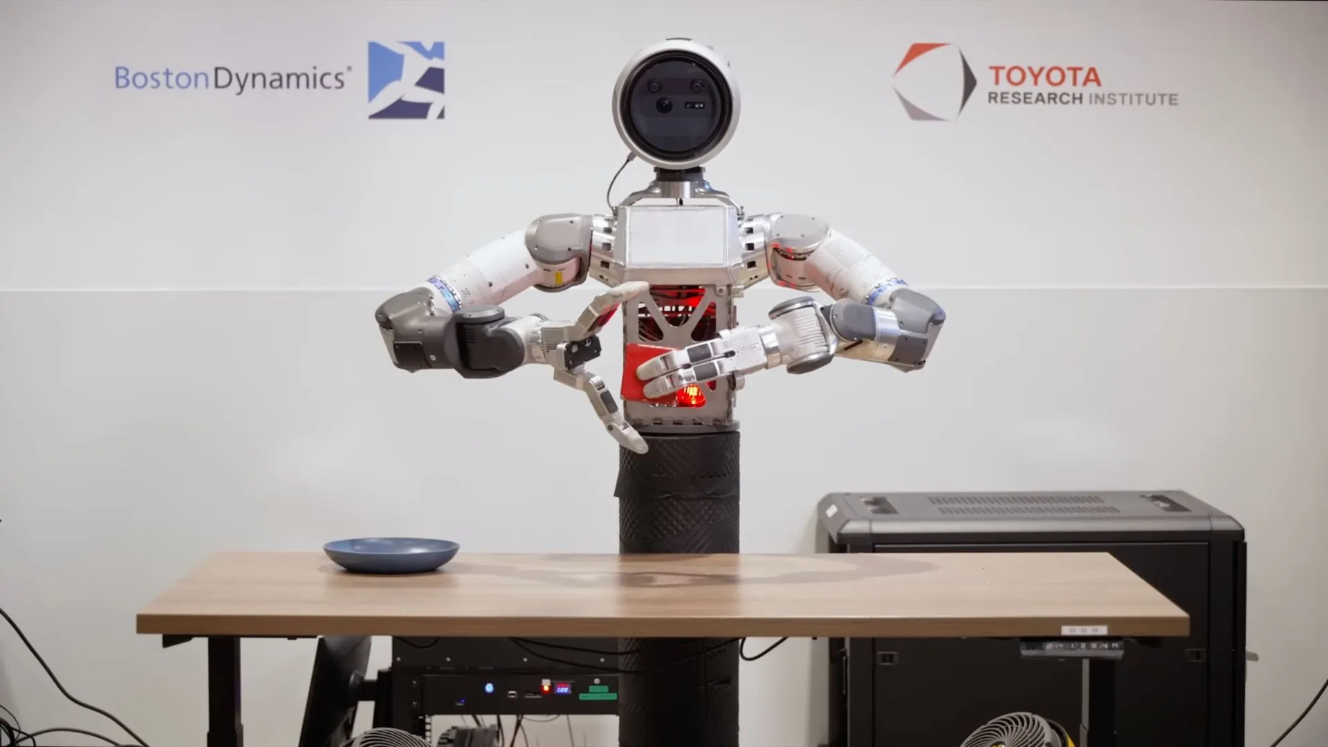 Boston Dynamics 的人形機器人配備新手，以進行重物搬運