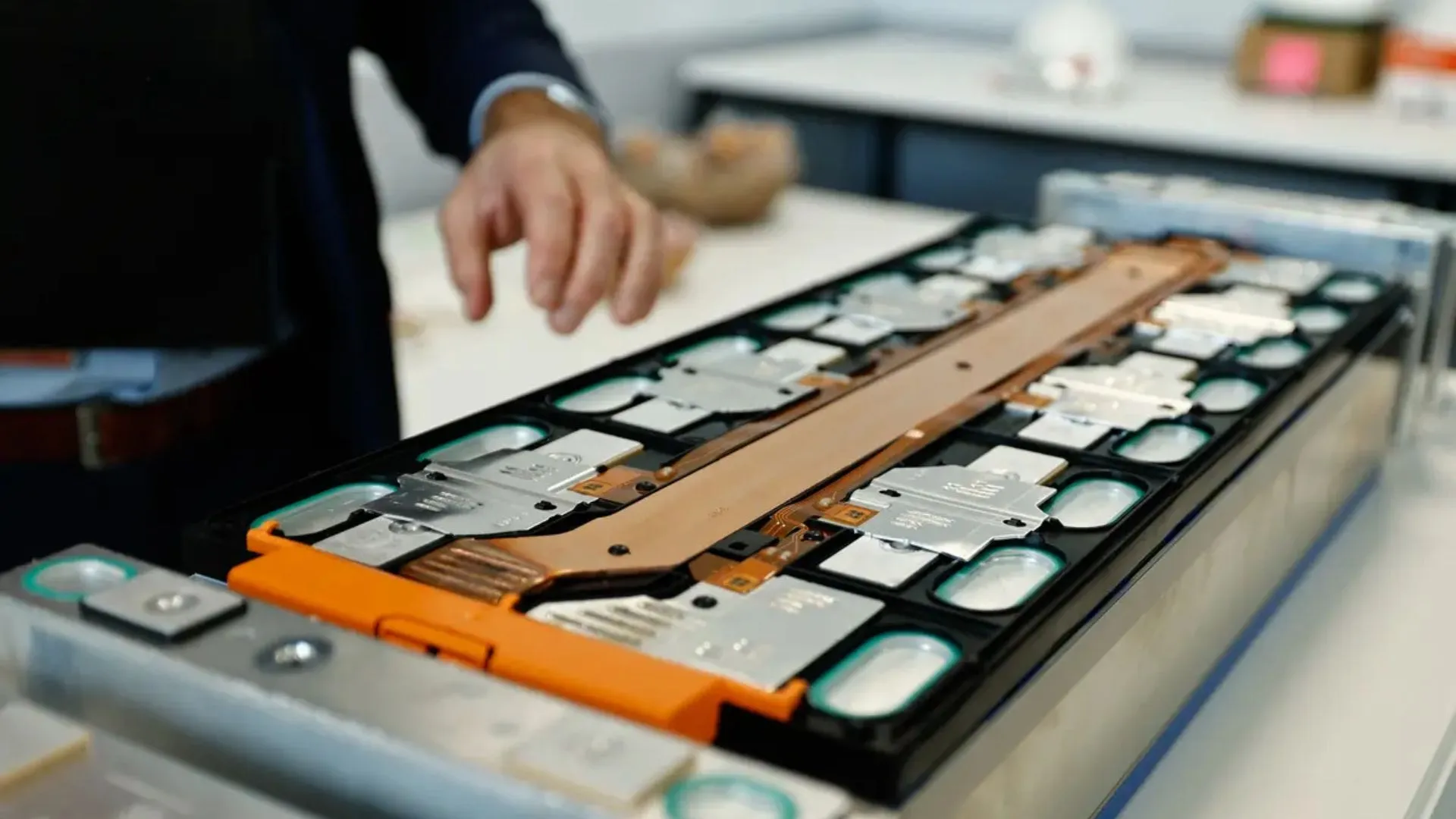 中國新電池或可為電動車及手機提供三倍續航力