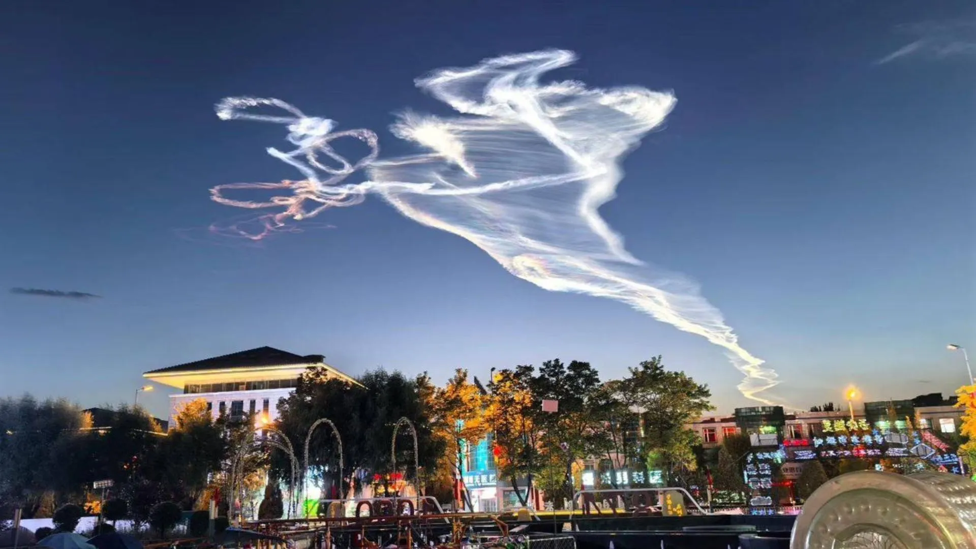 中國神秘的高超音速測試留下不尋常的圖案煙霧