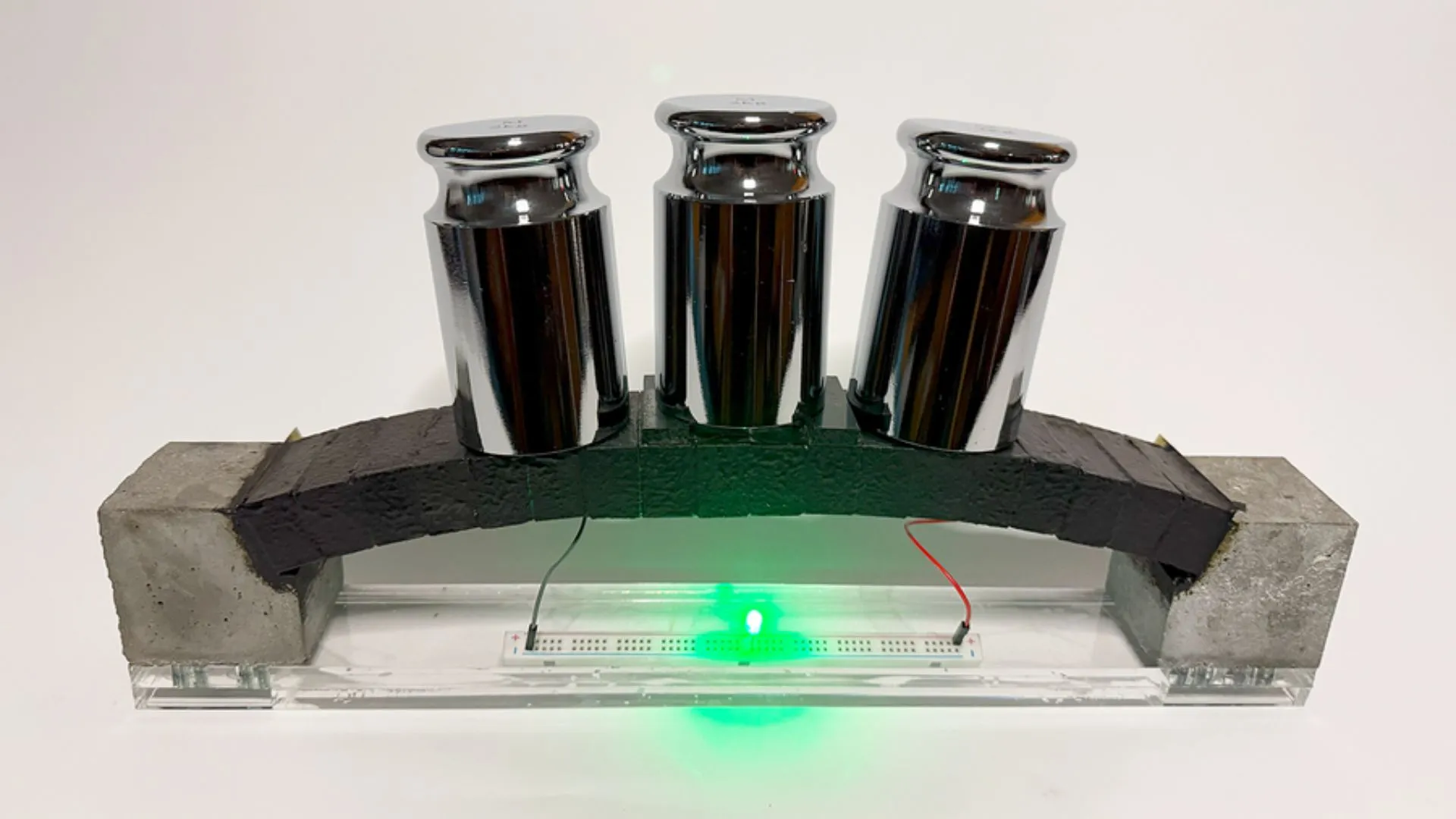 牆壁變身電源，水泥電池能量提升十倍