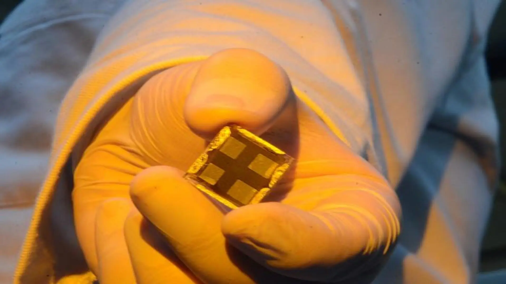 大型三接合鈣鈦礦太陽能電池創下全球記錄