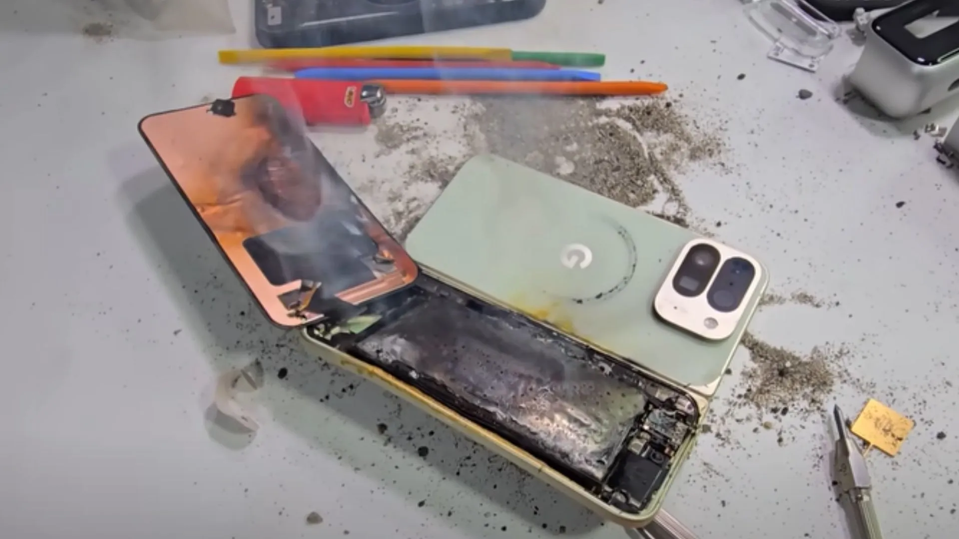 Pixel 10 Pro Fold 在彎曲測試中爆炸，耐用性檢查失敗