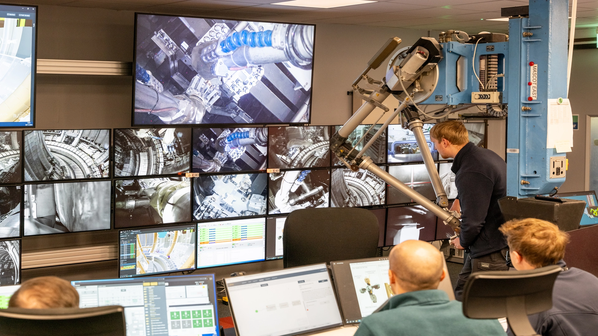 機器人手臂拆解最長運行時間及最強大核融合反應堆