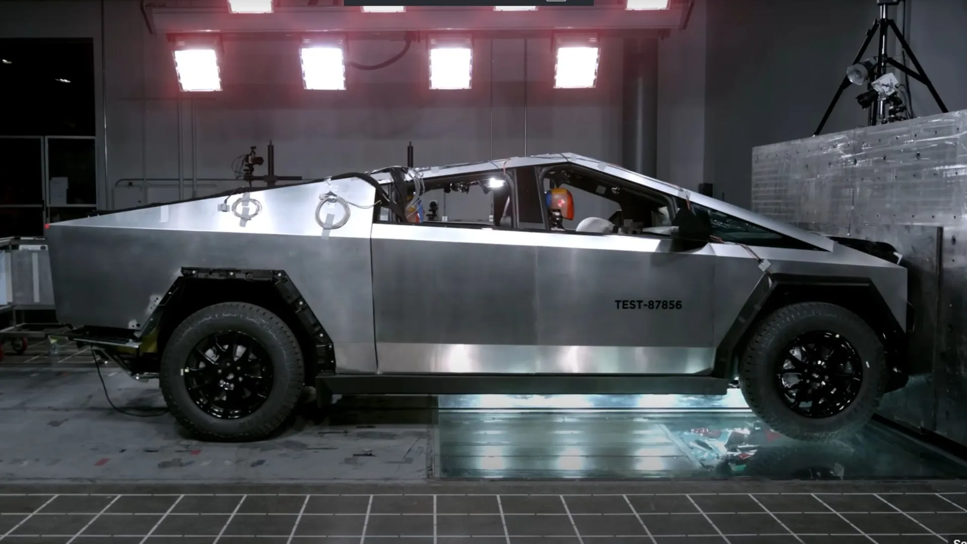 Tesla Cybertruck 門設計引發致命事故：訴訟展開