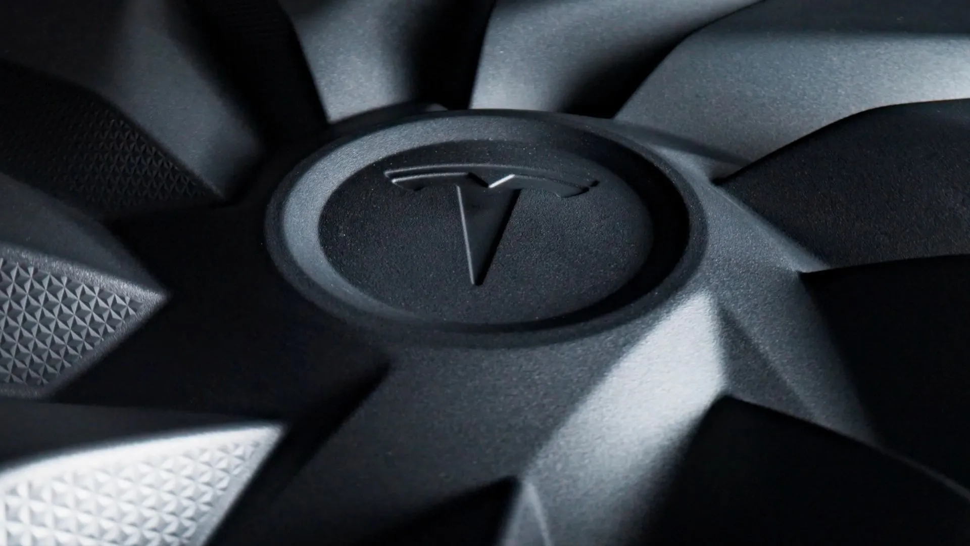 Tesla 周二：Elon Musk 暗示新電動車，並引起對低價型號的討論