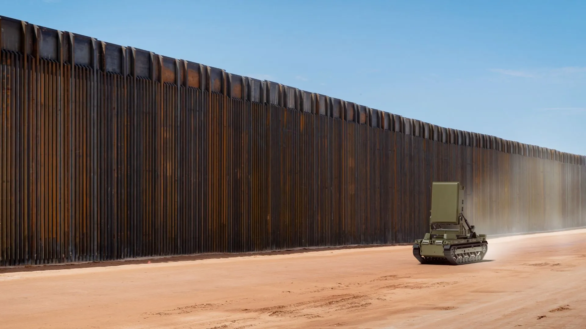 全球首款裝備微波武器的機械人瞬間消滅無人機群