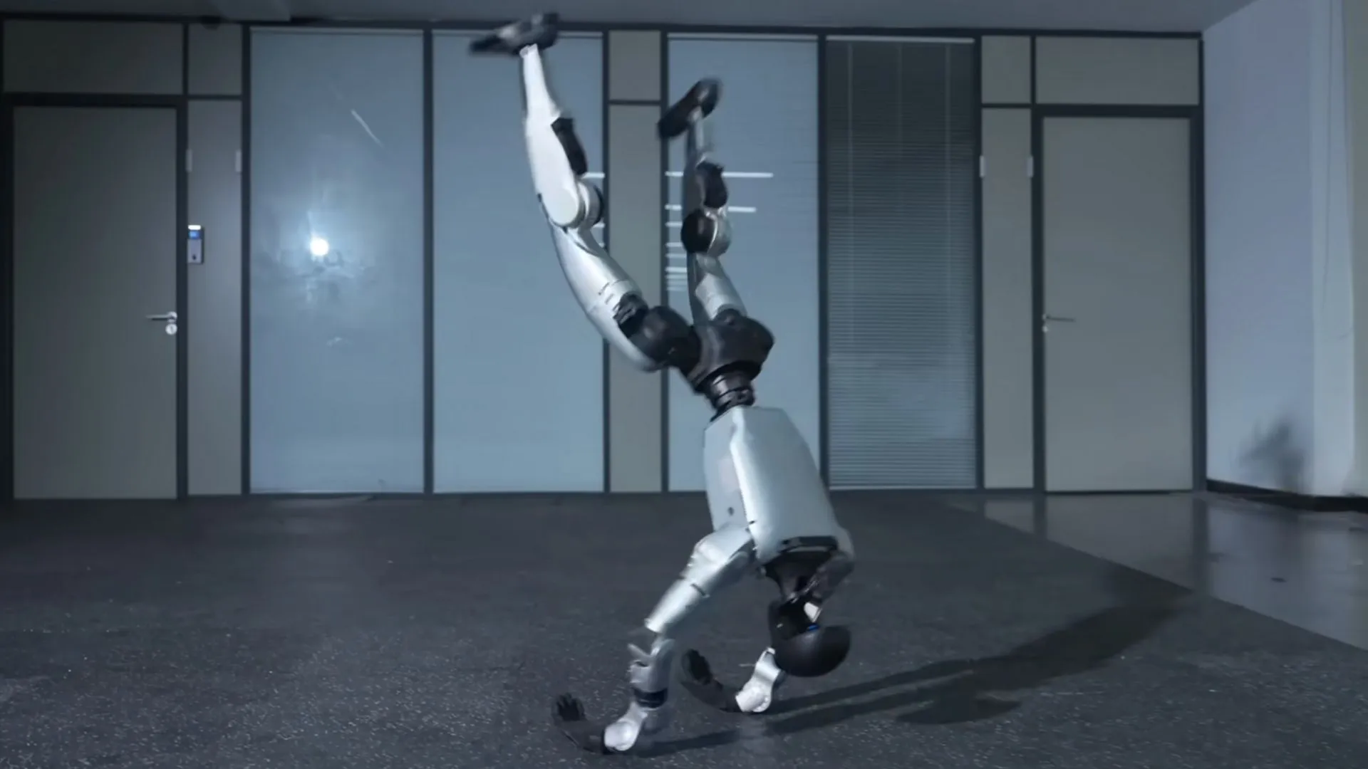 Unitree 的人形機械人展示驚艷的功夫動作與後空翻