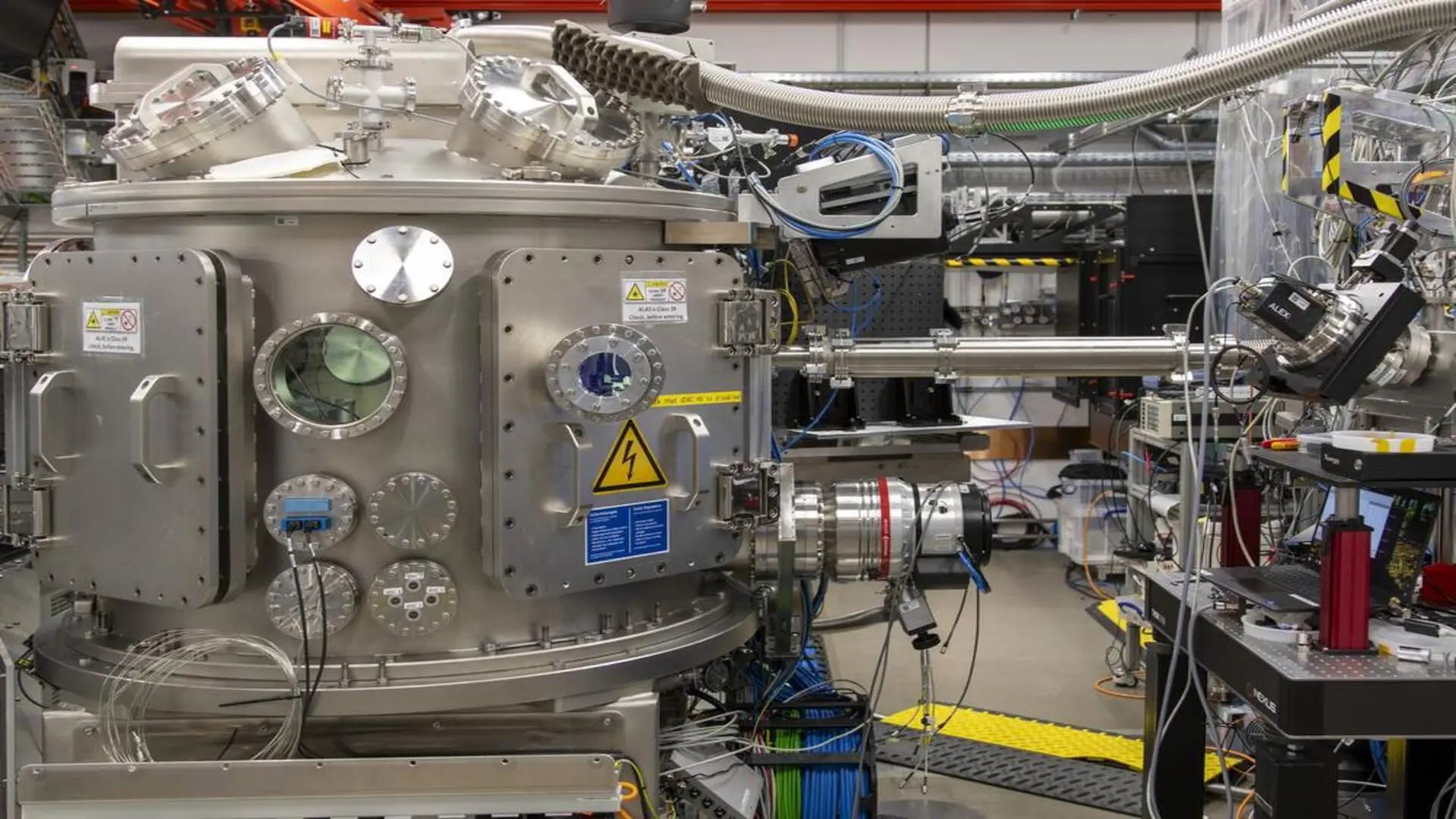 全球最強 X 射線激光探測高壓下的溫暖冰