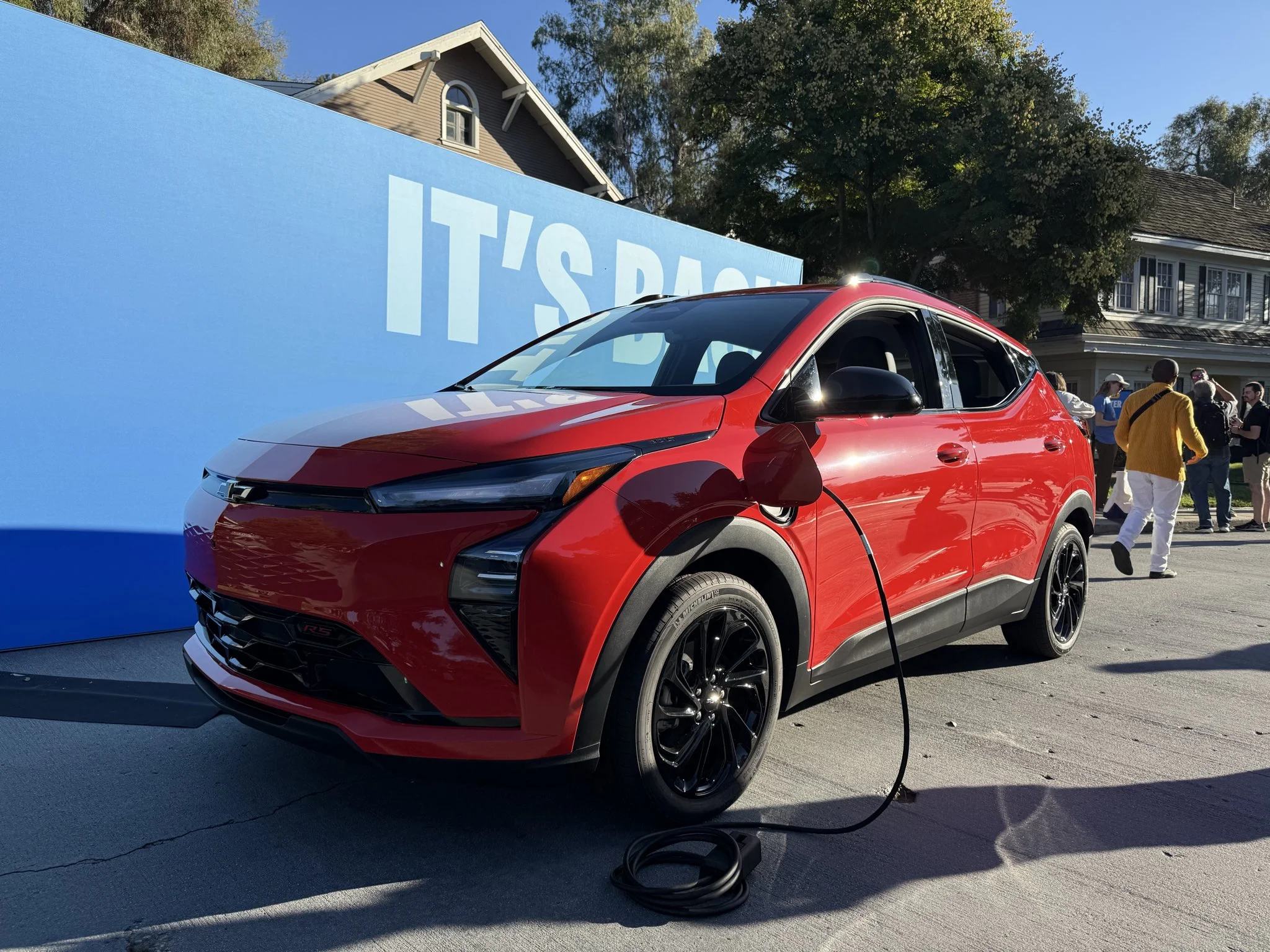 Chevy 針對 Tesla 新款「Standard」系列推出實惠電動車