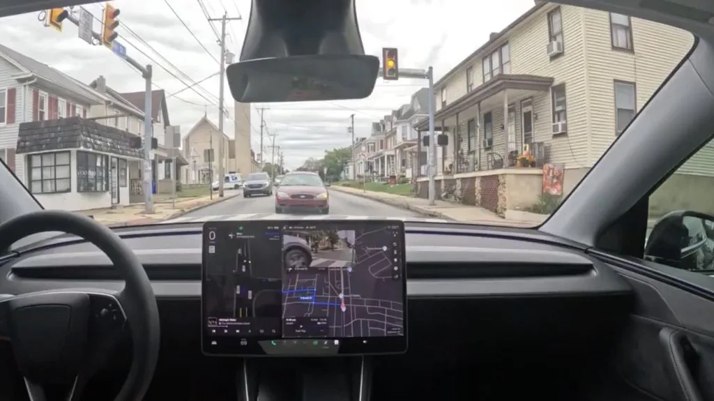 Tesla FSD (Supervised) v14.1 的最新表現引發熱烈討論