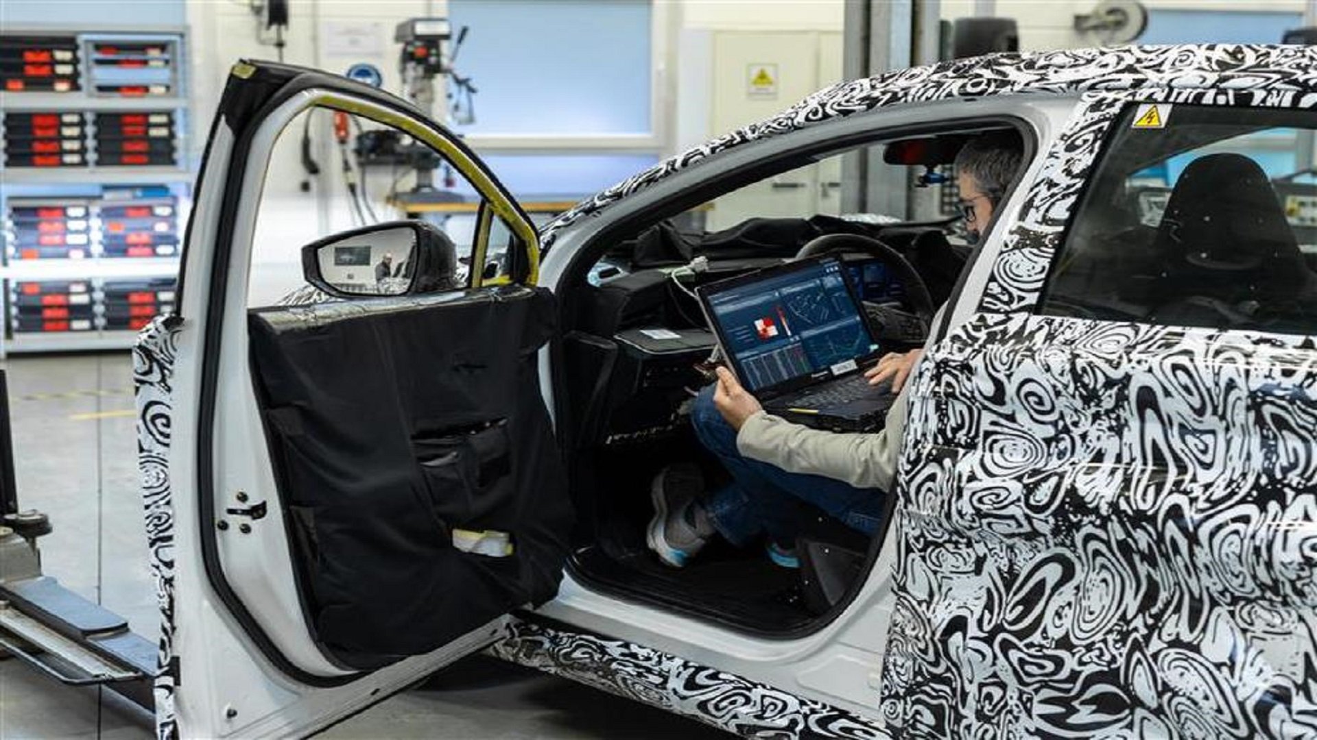 Nissan 與 Monolith 合作利用 AI 縮短電動車測試時間