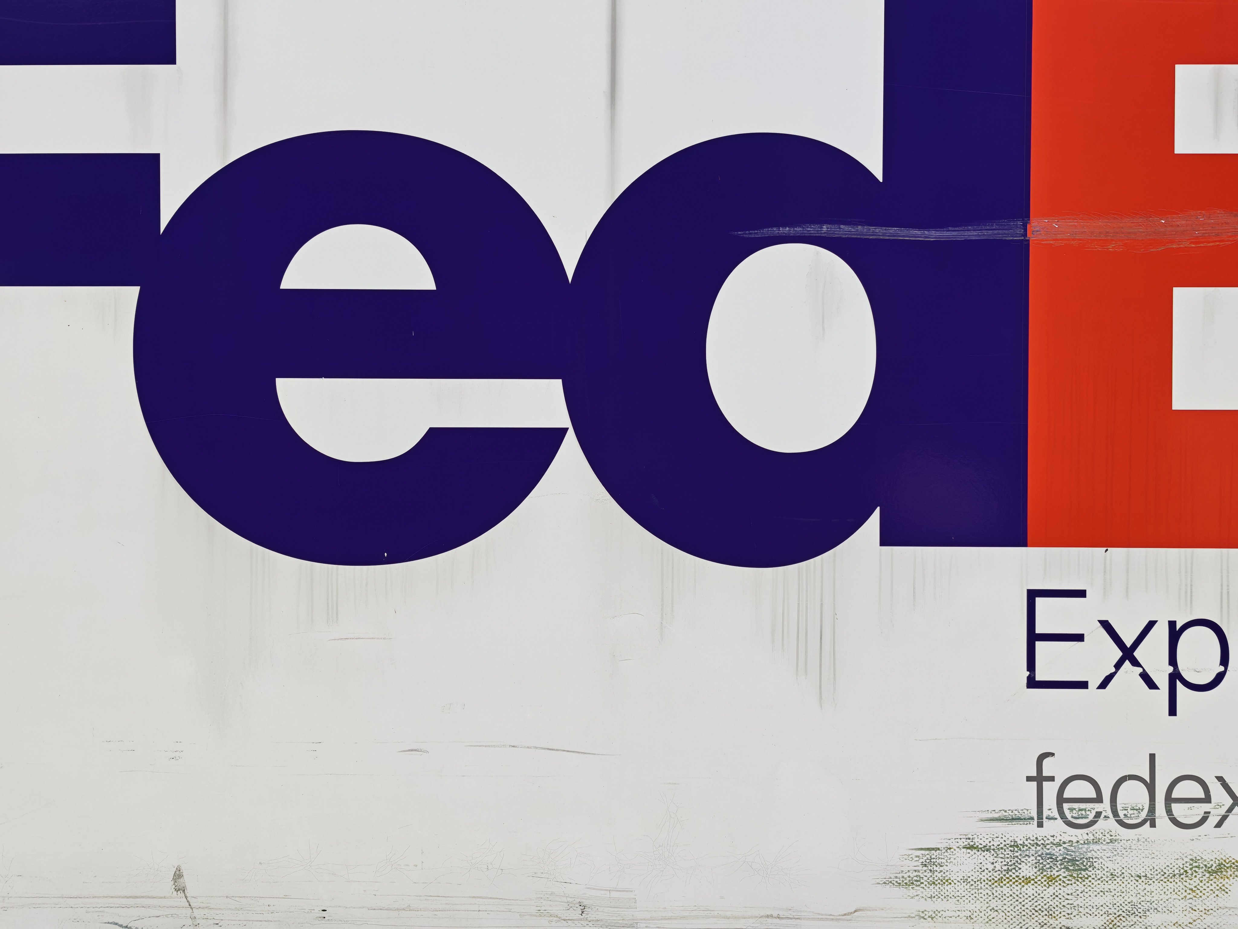 同場景推進至 FedEx 標誌,展示 2 億像素長焦