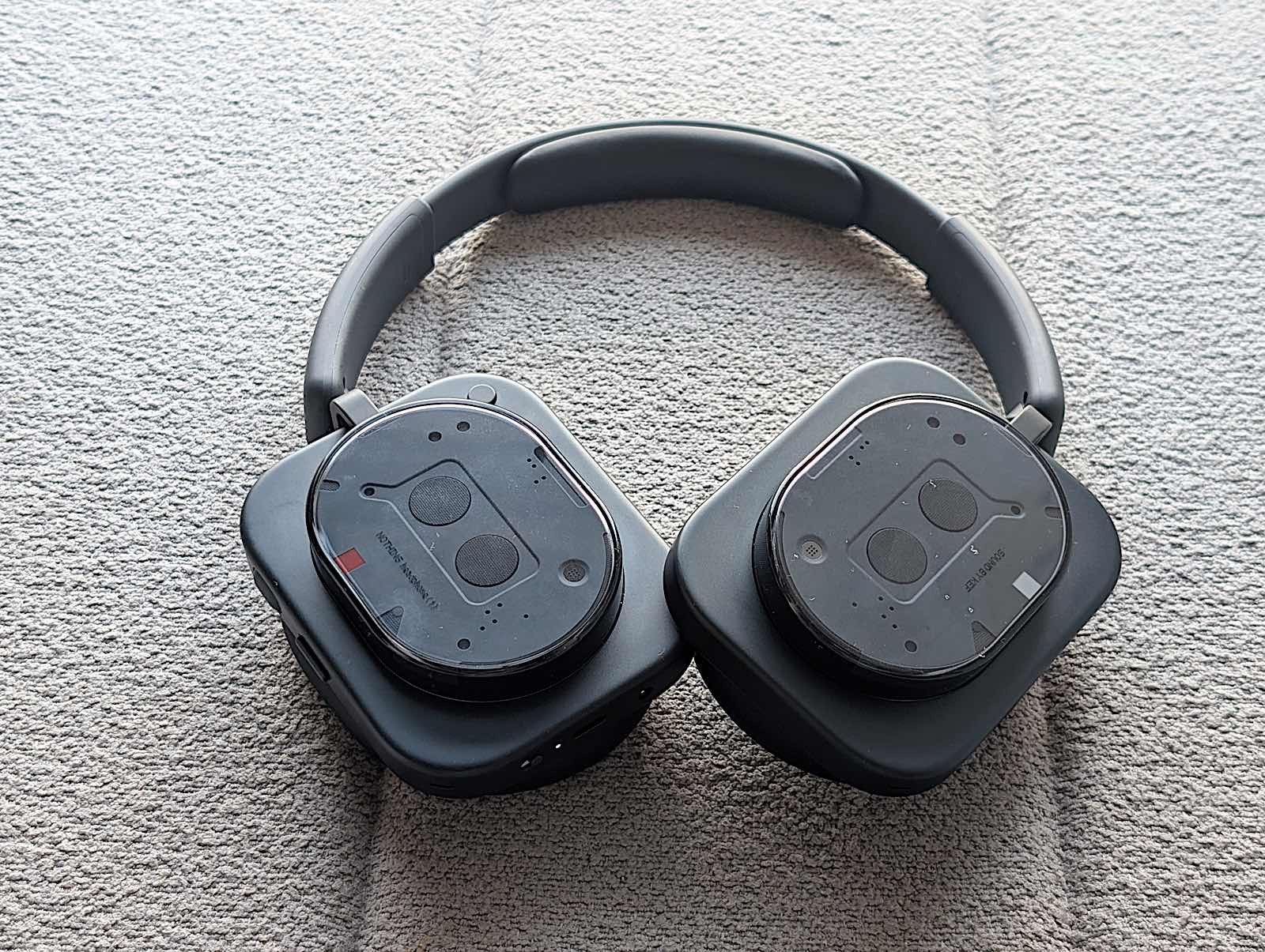 黒色の Headphone (1) 全体、四角い耳罩に透明な外蓋