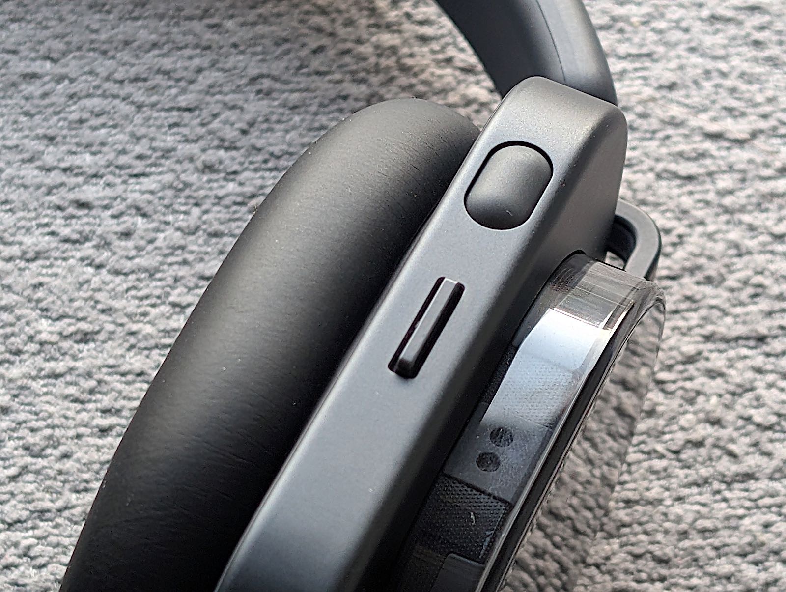 側面にあるのが Smart Dial ノブ、その上に楕円形のボタン