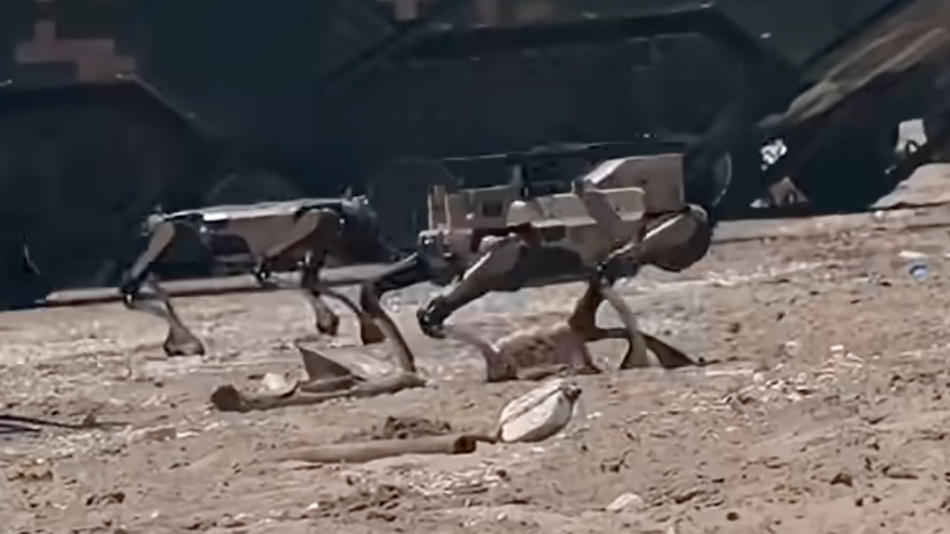 中國展示四足機器犬搭載爆炸物與無人機於兩棲演習中