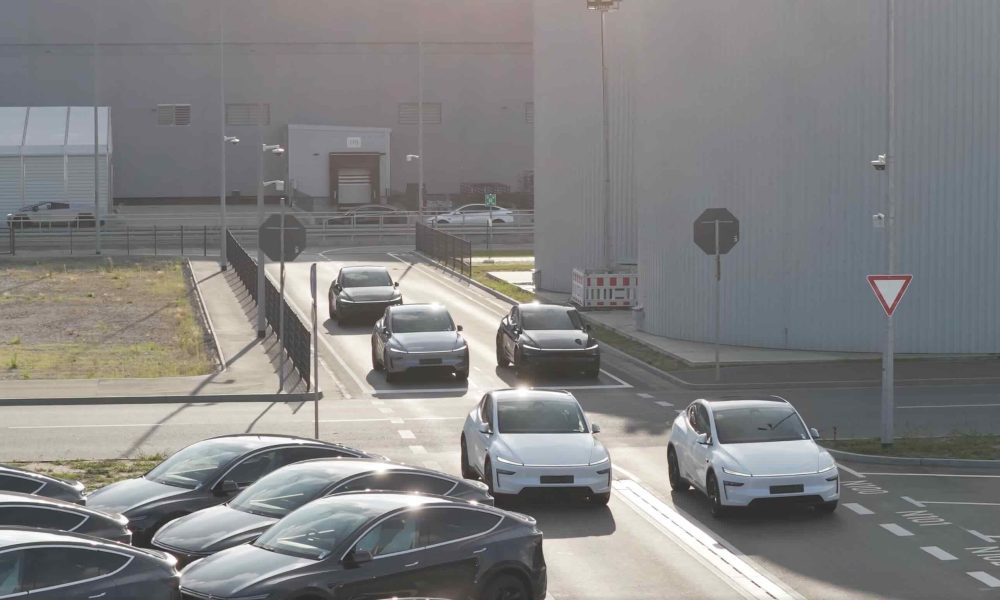 Tesla 自動駕駛系統累積超過 100 億公里實際行駛經驗