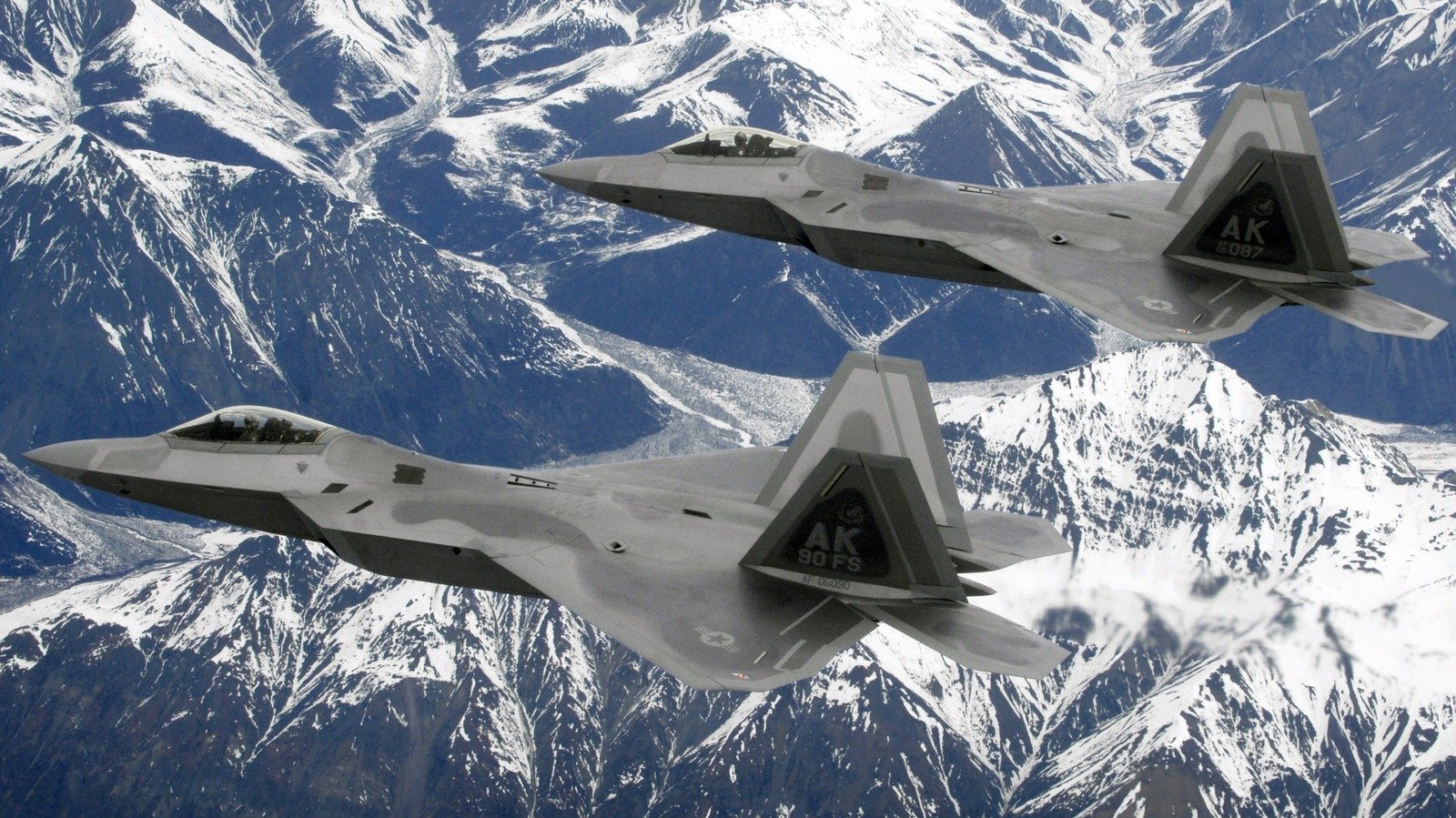 美國 F-22 Raptor 與 F-35 Lightning II 飛行員在阿拉斯加冬季選擇開啟冷氣以應對低溫