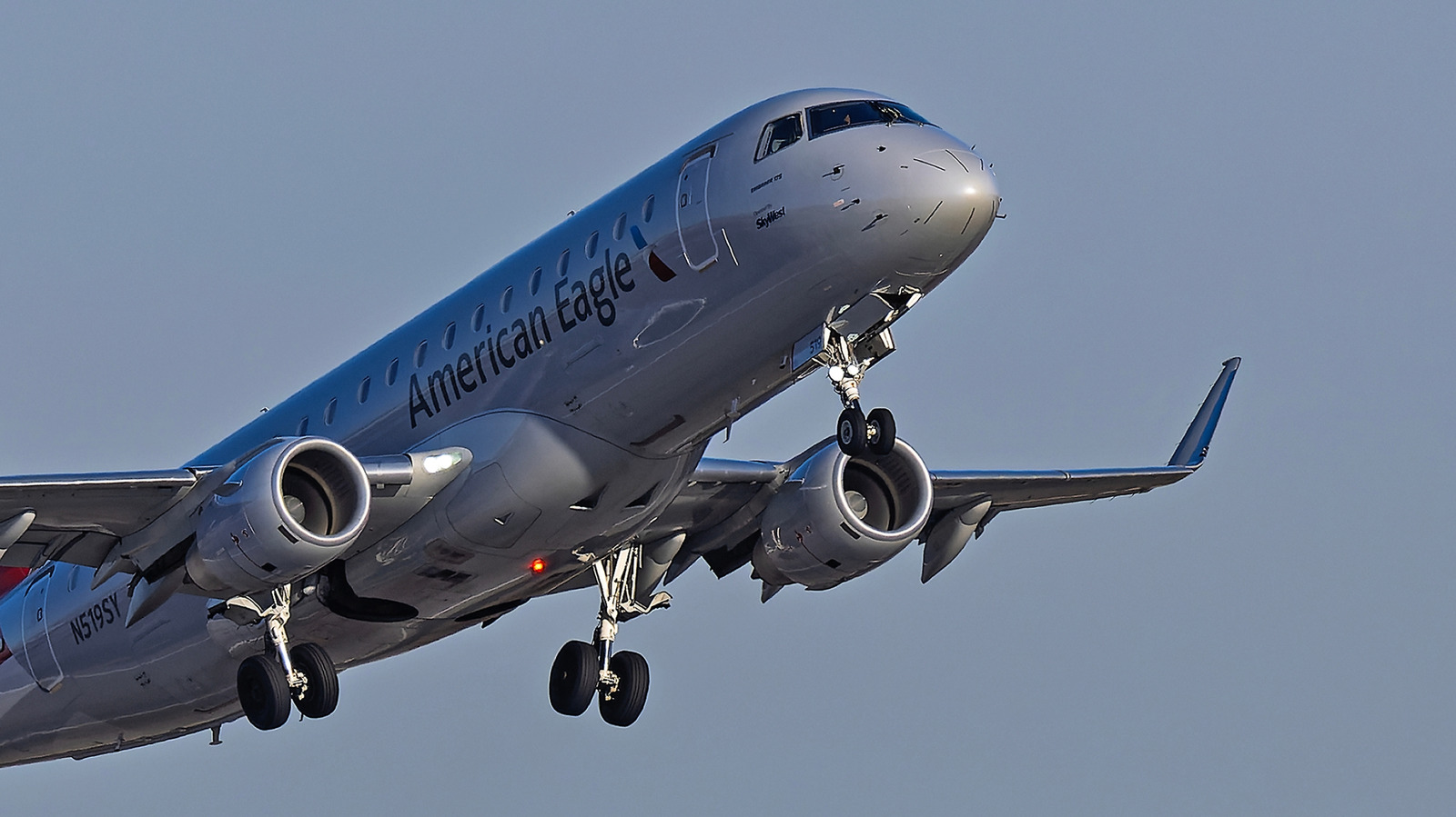 美國航空航班因駕駛艙門異常聲響緊急降落，距離起飛僅 18 分鐘