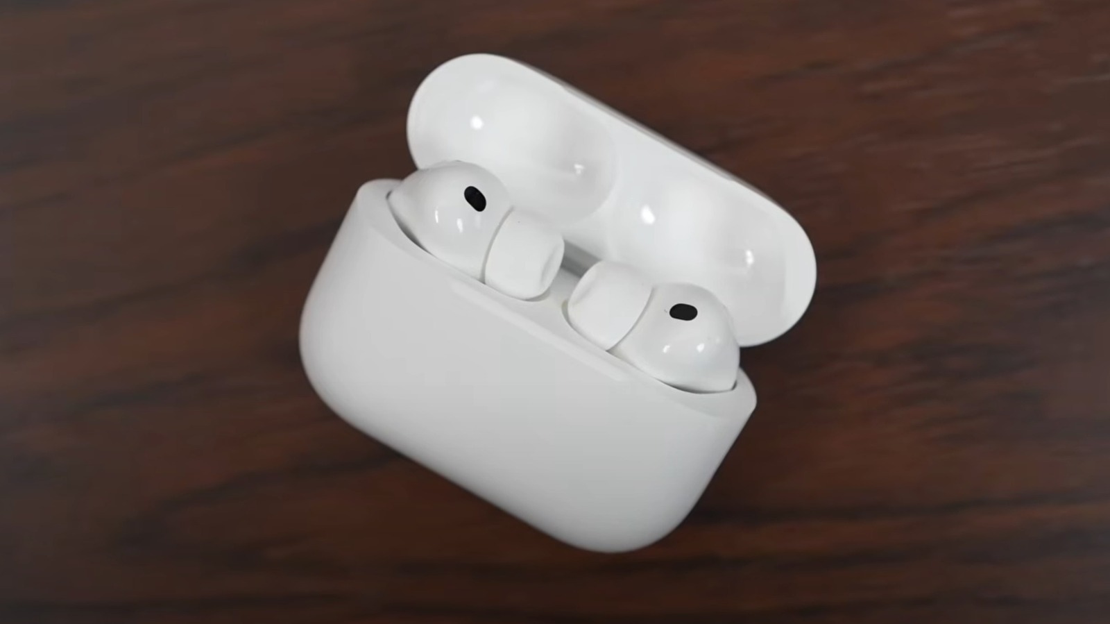 Apple AirPods Pro 3 使用者反映耳朵出血問題，社群討論熱烈