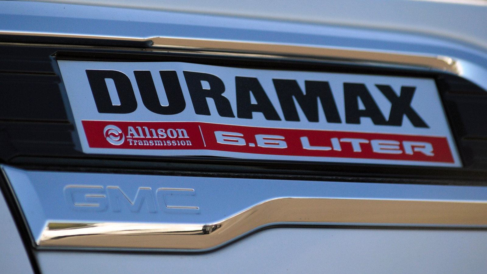 GM 宣布於 2026 年從未售出卡車上移除徽章，原因揭曉