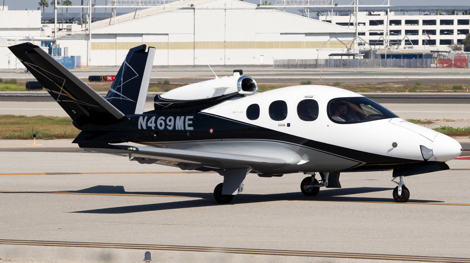 Cirrus SF50 “Vision Jet” 在美國兩地製造，隸屬中國政府自 2011 年起