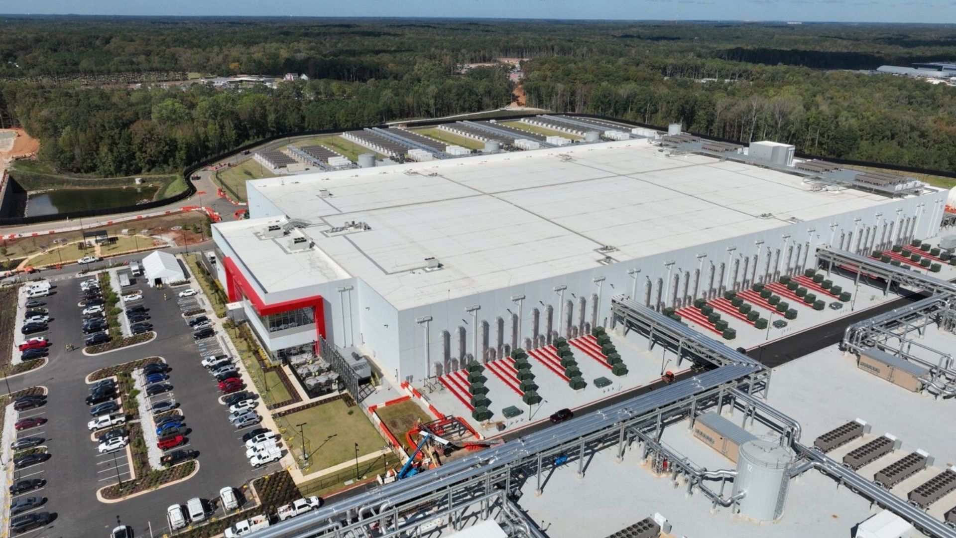 Microsoft 發佈首個 AI 超級工廠 以加速模型訓練