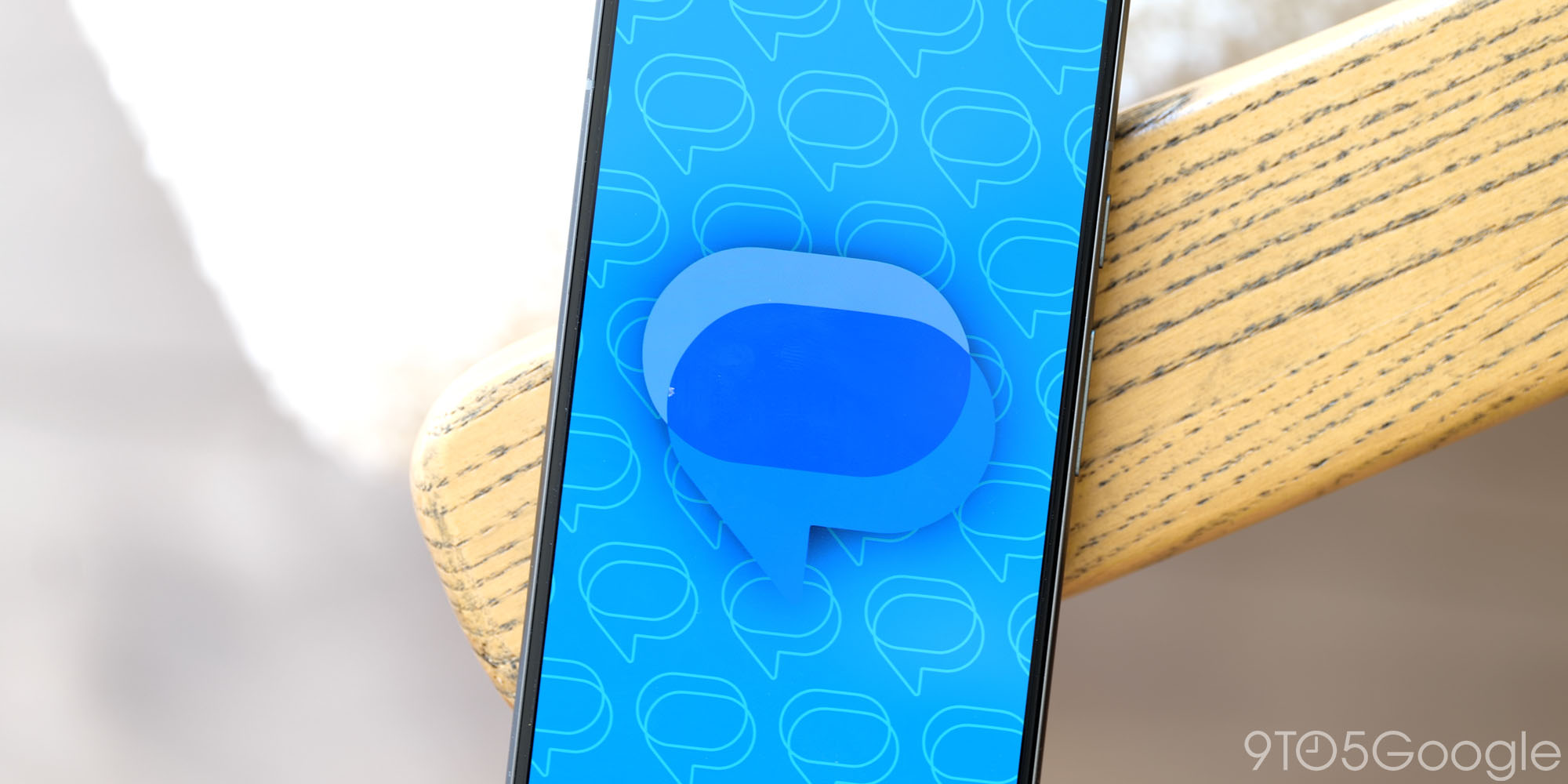 Google Messages 發佈全新全屏照片查看器，支持媒體滑動和模糊背景效果