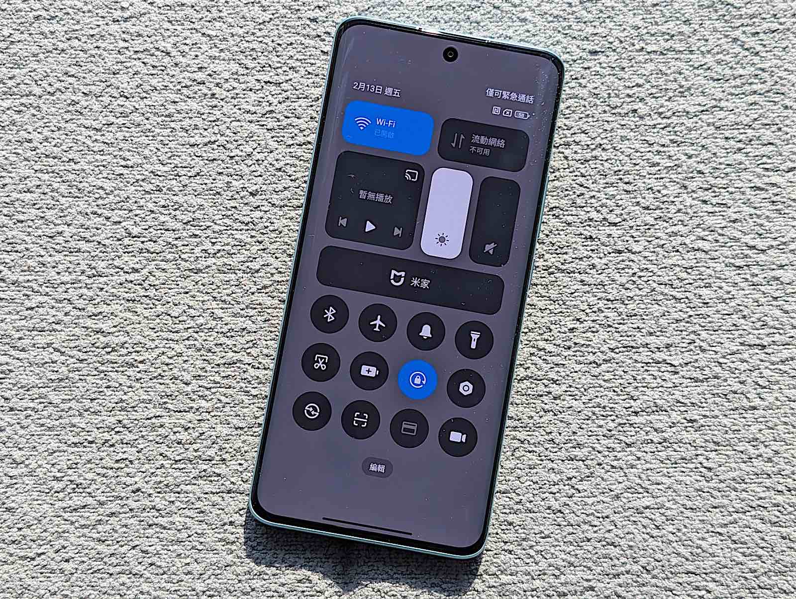 小米 POCO M8 5G 是否支援無線充電（Wireless Charging）？