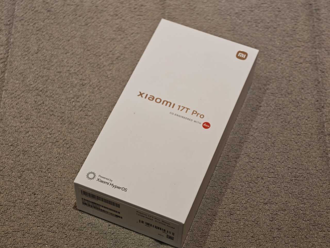零售盒一貫小米白底簡約,正面印住「Xiaomi 17T Pro」同 CO-ENGINEERED WITH Leica,側邊條碼貼明 Black / 12GB RAM / 512GB ROM