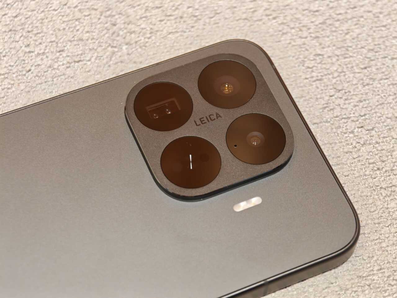 Leica 田字相機島近攝,鏡片帶啡金調,補光燈獨立擺喺島外