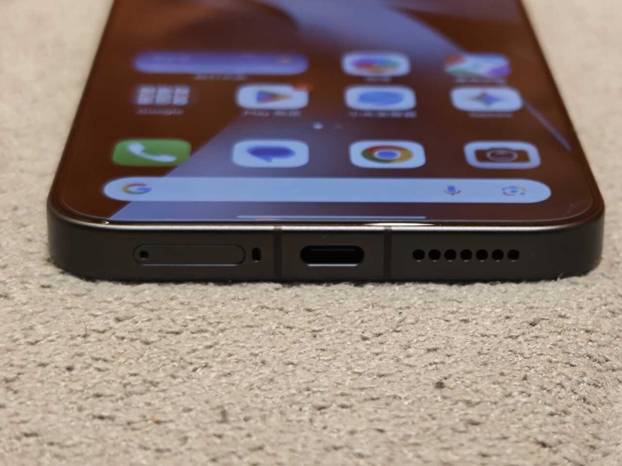 機底由左至右:SIM 卡槽、USB-C、收音咪同喇叭孔,配合機頂喇叭組成立體聲