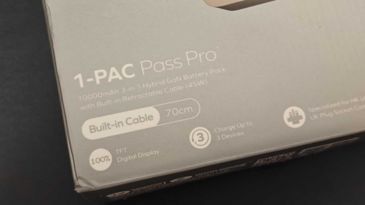 MOMAX 1-Pac Pass Pro+ - 箱側の仕様:10,000mAh 三合一 GaN、内蔵ケーブル 70cm、3 台のデバイスを充電可能、TFT 表示