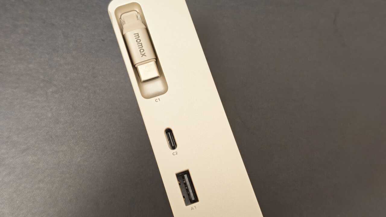 MOMAX 1-Pac Pass Pro+ - 側面の三つの出力ポイント:最上部に内蔵伸縮 USB-C ケーブル、中央に USB-C(C2)、下に USB-A(A1)