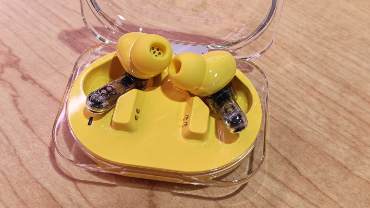 Nothing Ear (3a) - 耳機攞上手:透明柄望到入面電路,出音口有一層網